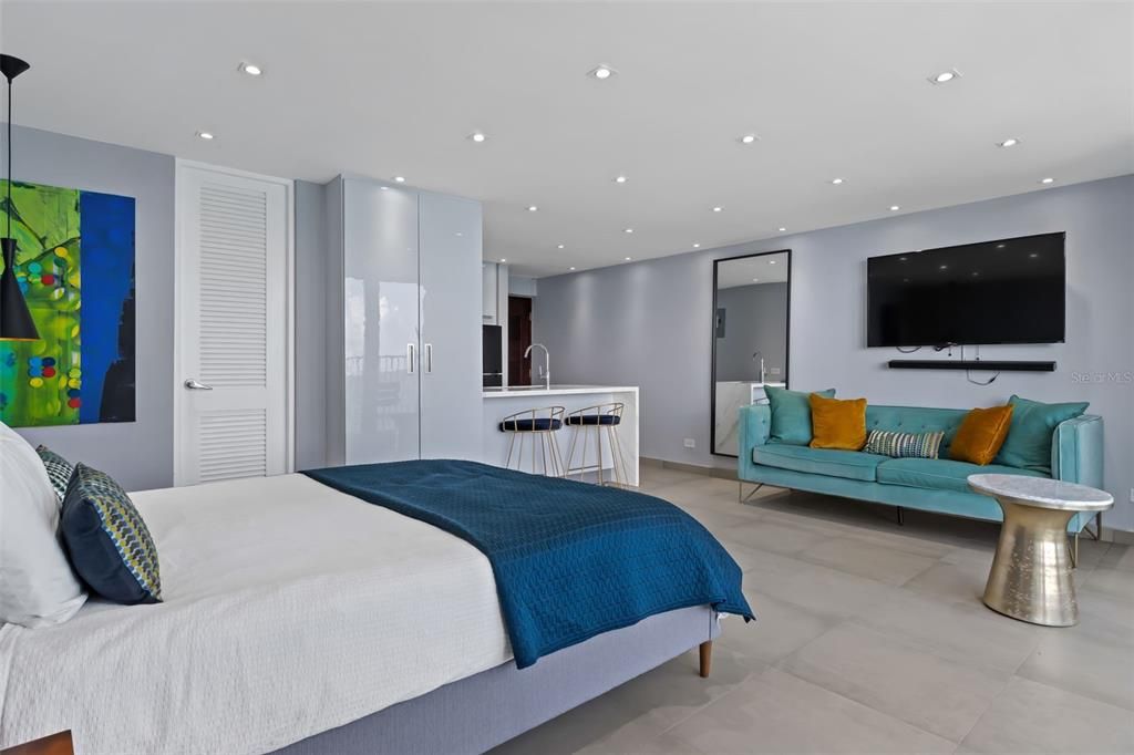 Active With Contract: $395,000 (1 beds, 1 baths, 494 Square Feet)