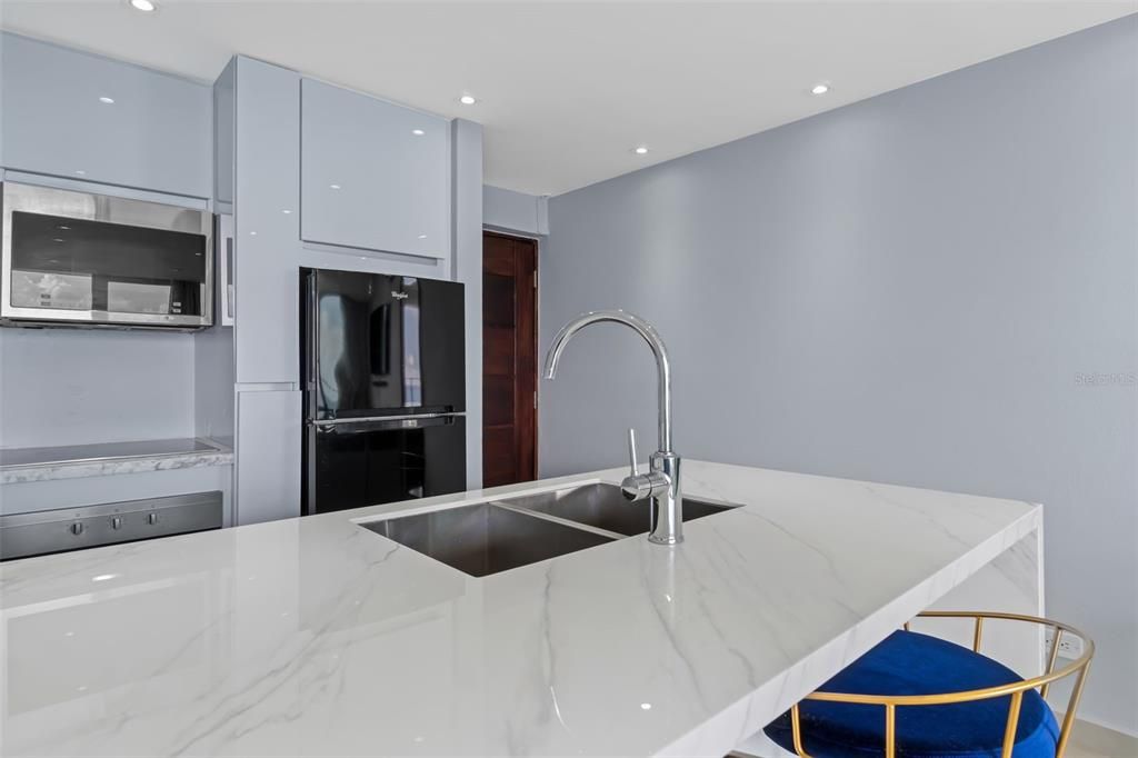 Active With Contract: $395,000 (1 beds, 1 baths, 494 Square Feet)