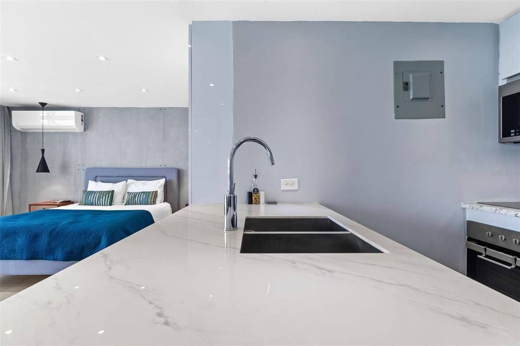 Active With Contract: $395,000 (1 beds, 1 baths, 494 Square Feet)