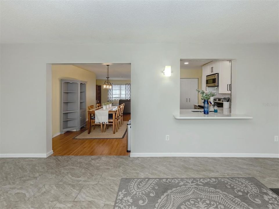 合同活跃: $199,000 (2 贝兹, 1 浴室, 1517 平方英尺)