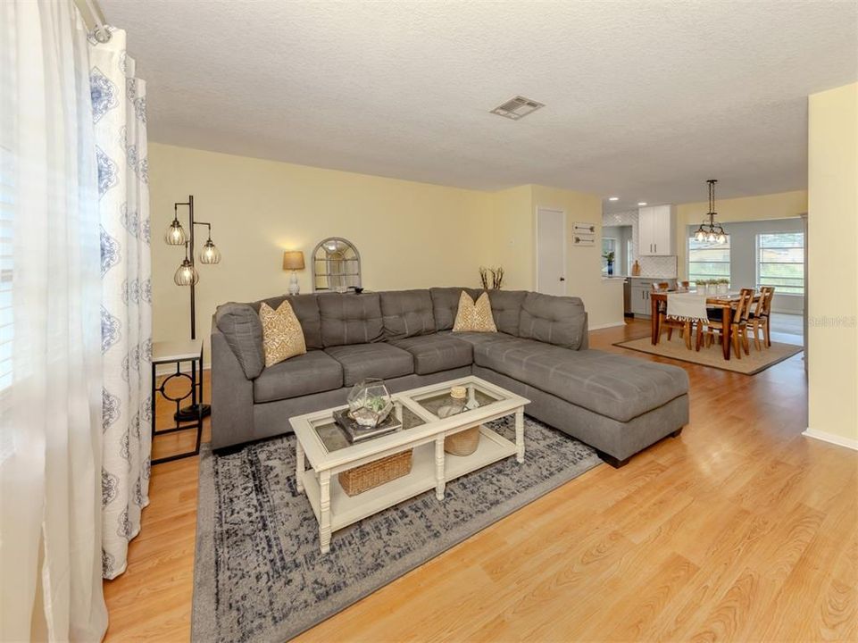 合同活跃: $199,000 (2 贝兹, 1 浴室, 1517 平方英尺)