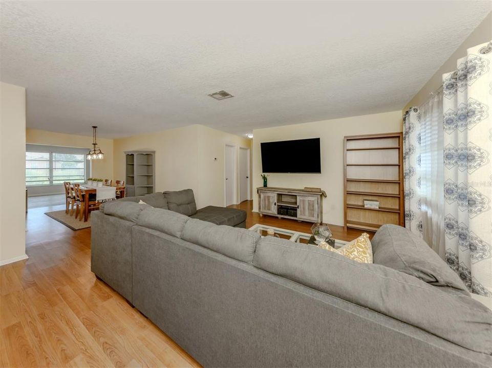 合同活跃: $199,000 (2 贝兹, 1 浴室, 1517 平方英尺)