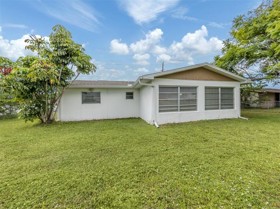 合同活跃: $199,000 (2 贝兹, 1 浴室, 1517 平方英尺)