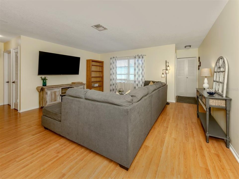 合同活跃: $199,000 (2 贝兹, 1 浴室, 1517 平方英尺)