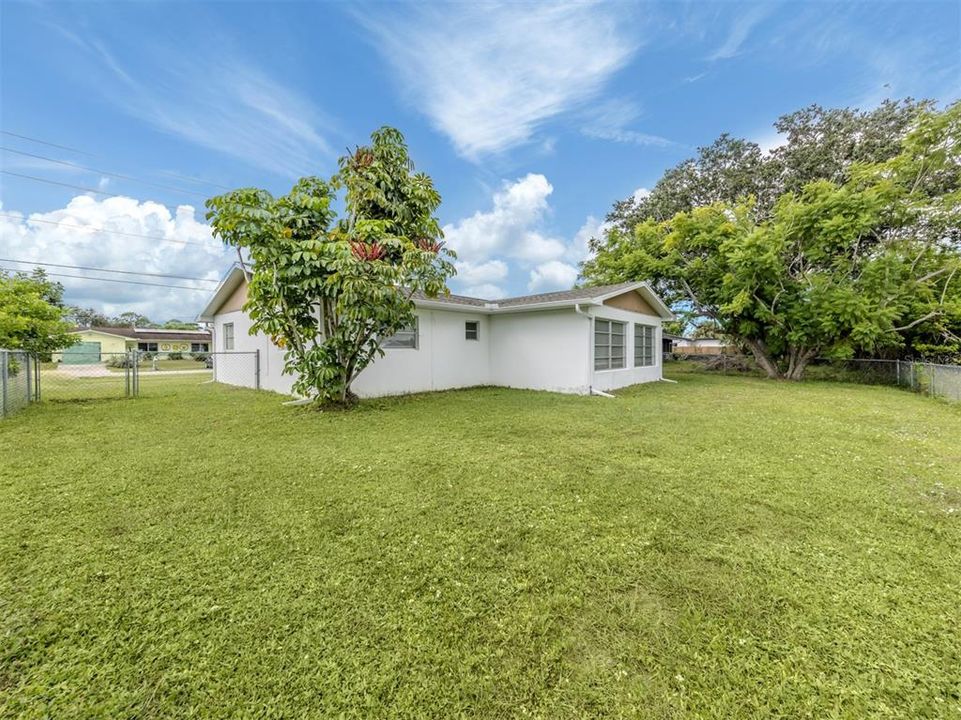 合同活跃: $199,000 (2 贝兹, 1 浴室, 1517 平方英尺)