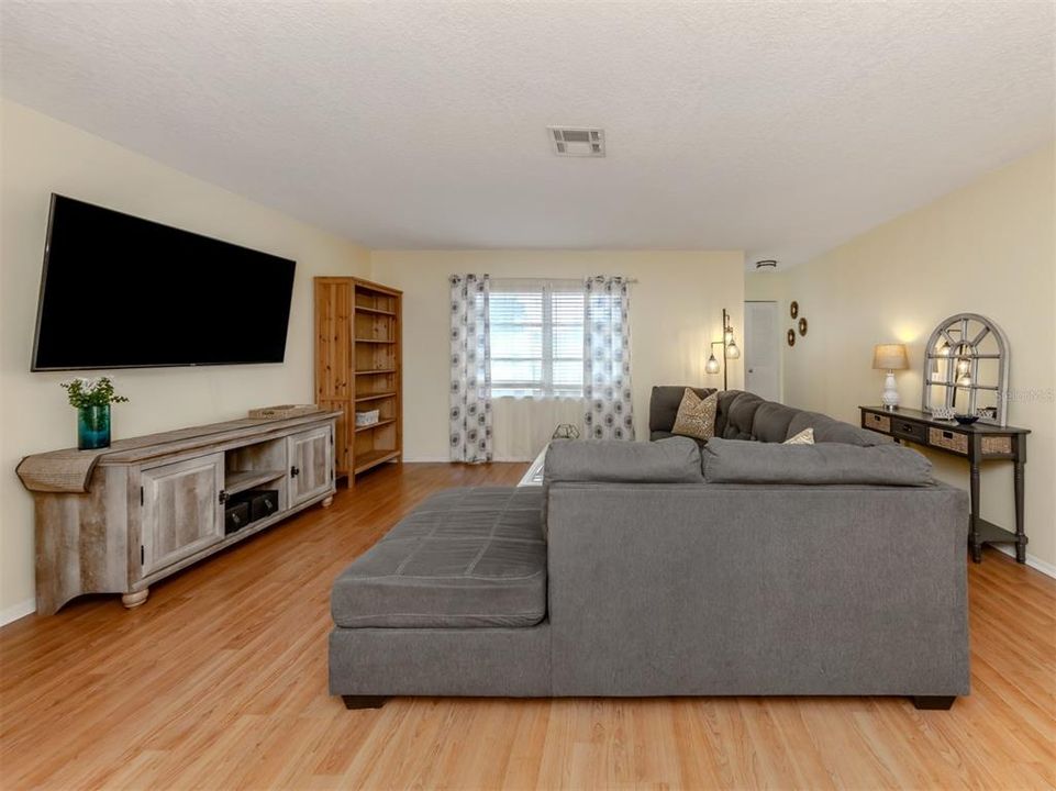 合同活跃: $199,000 (2 贝兹, 1 浴室, 1517 平方英尺)