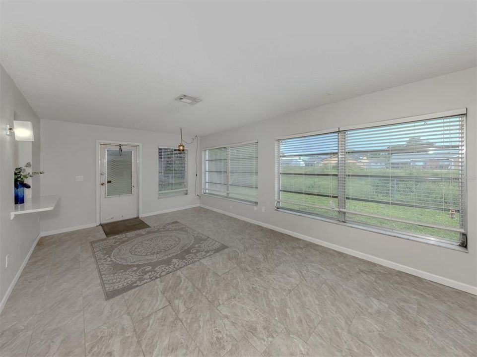 合同活跃: $199,000 (2 贝兹, 1 浴室, 1517 平方英尺)