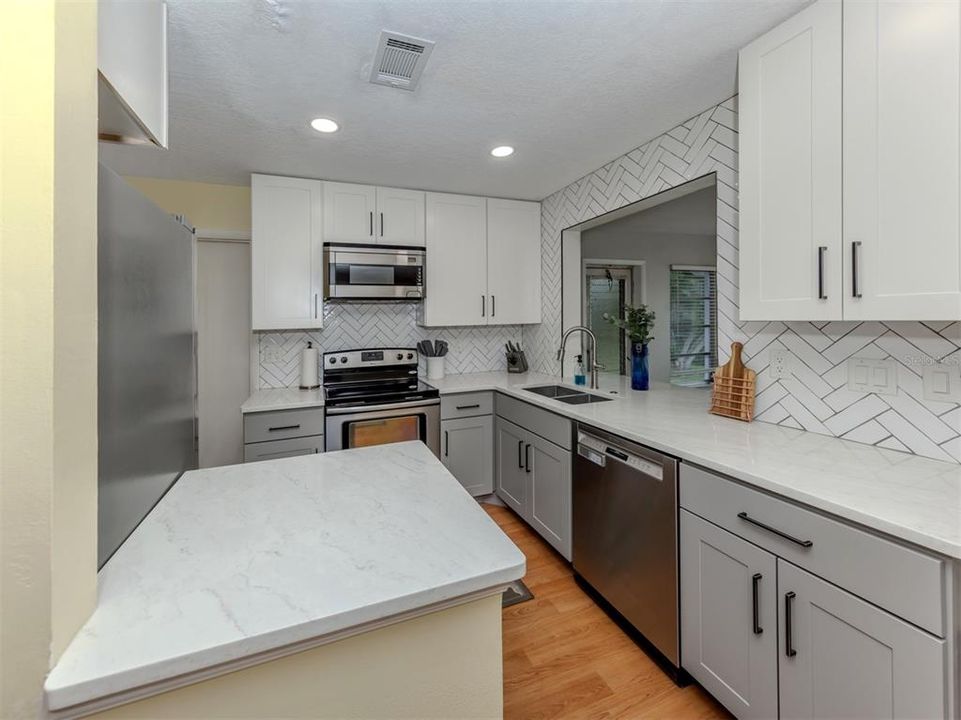 合同活跃: $199,000 (2 贝兹, 1 浴室, 1517 平方英尺)