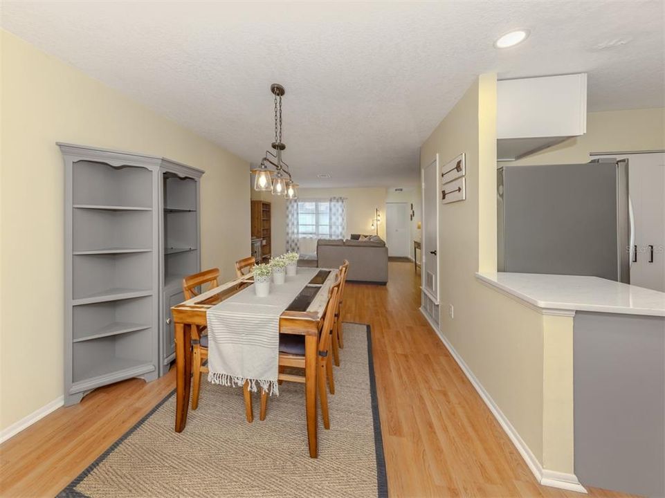 合同活跃: $199,000 (2 贝兹, 1 浴室, 1517 平方英尺)