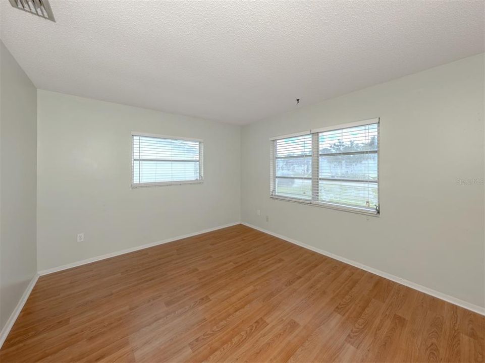 合同活跃: $199,000 (2 贝兹, 1 浴室, 1517 平方英尺)