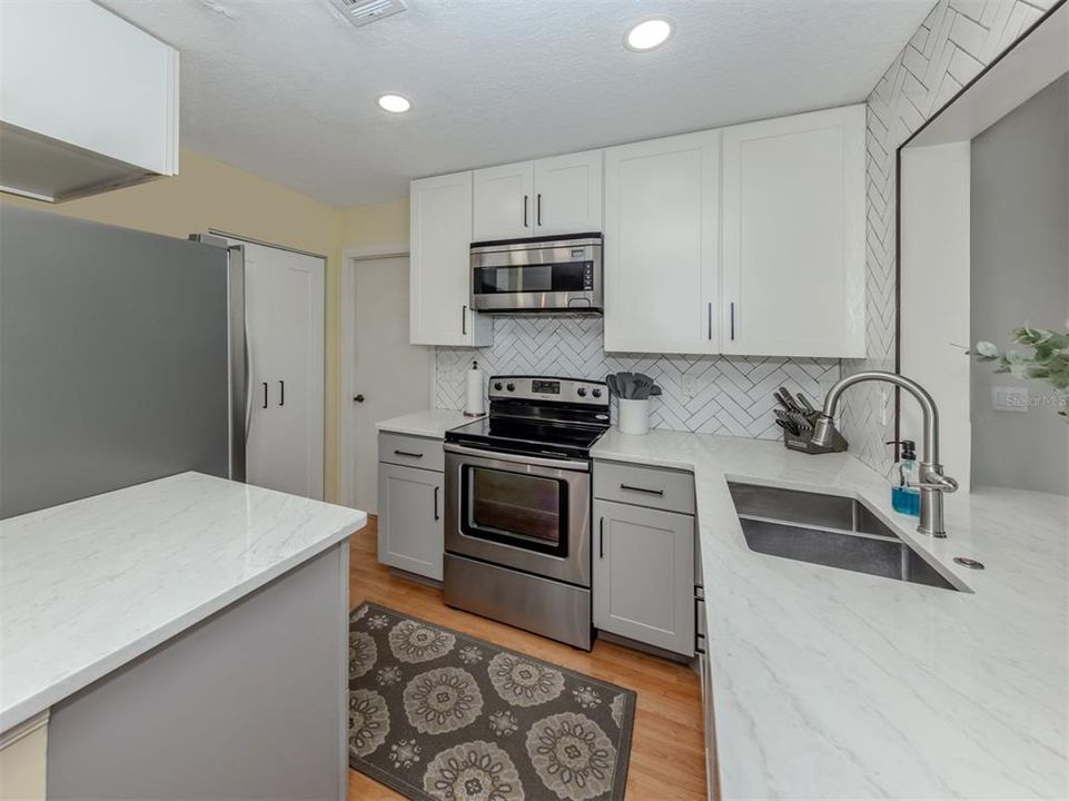 合同活跃: $199,000 (2 贝兹, 1 浴室, 1517 平方英尺)