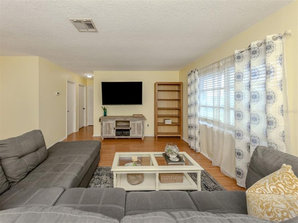 合同活跃: $199,000 (2 贝兹, 1 浴室, 1517 平方英尺)