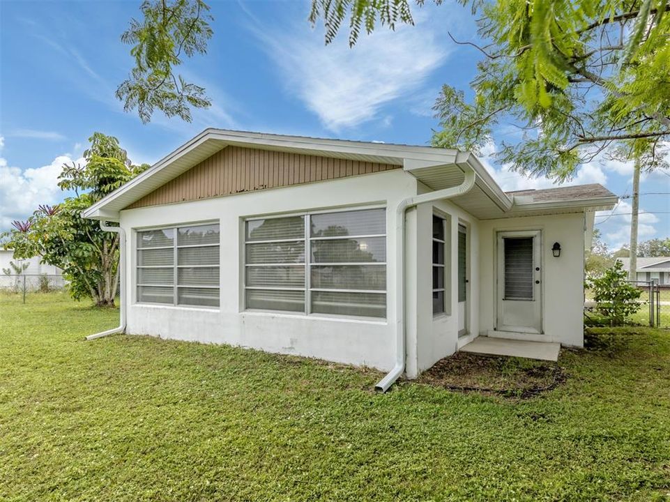 合同活跃: $199,000 (2 贝兹, 1 浴室, 1517 平方英尺)