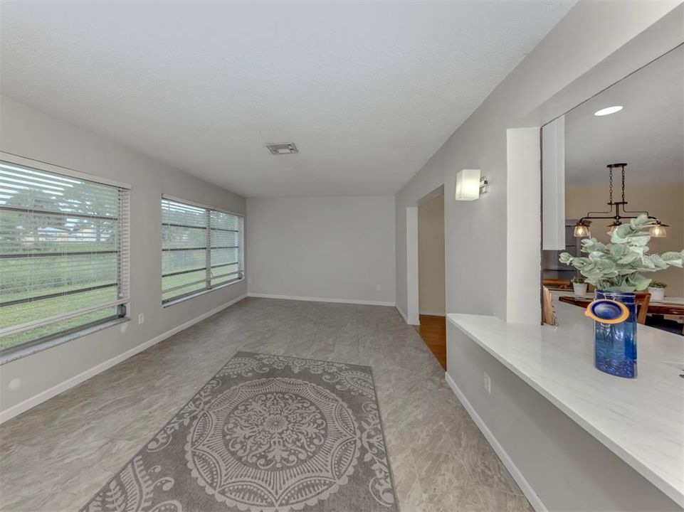 合同活跃: $199,000 (2 贝兹, 1 浴室, 1517 平方英尺)