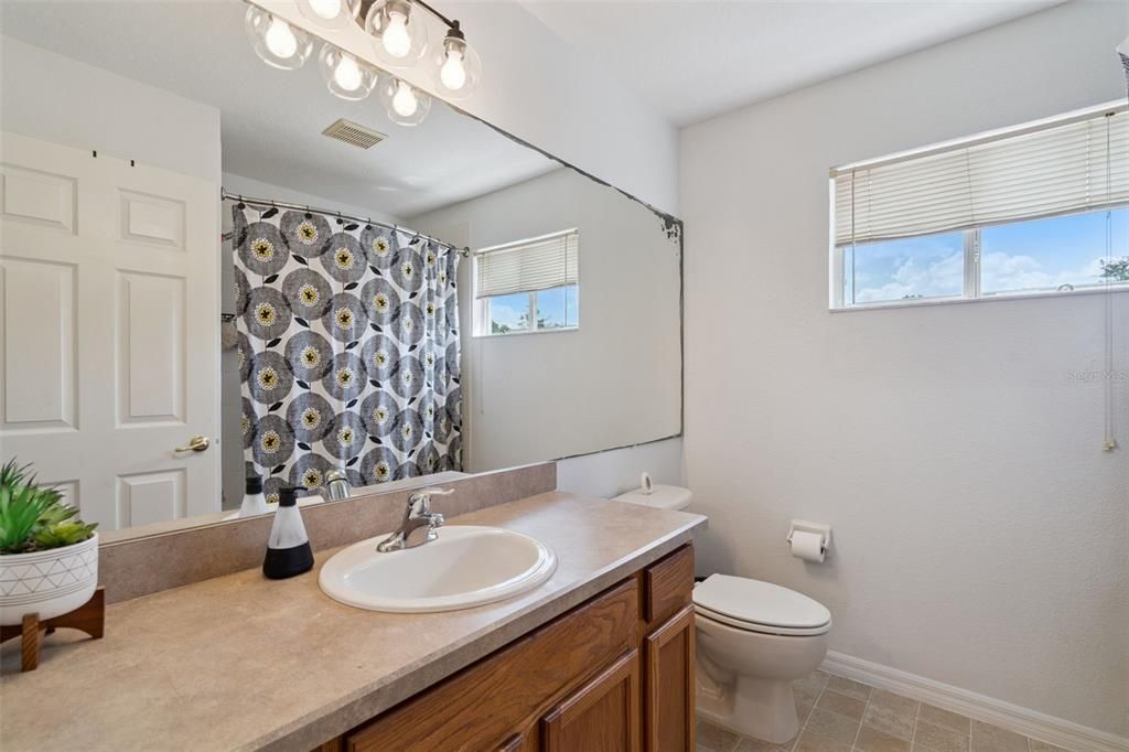 合同活跃: $389,000 (5 贝兹, 3 浴室, 2650 平方英尺)