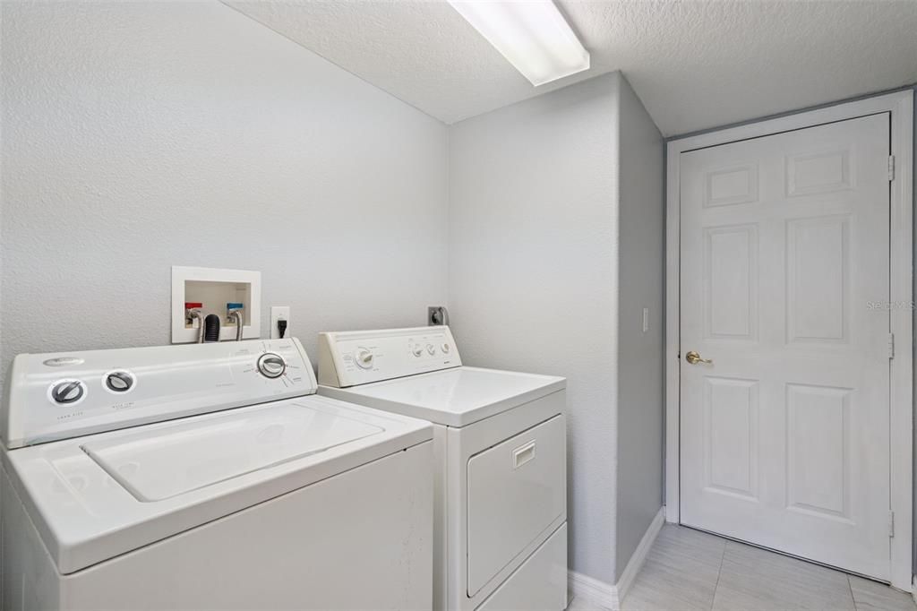 合同活跃: $389,000 (5 贝兹, 3 浴室, 2650 平方英尺)