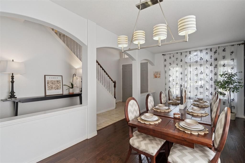 合同活跃: $389,000 (5 贝兹, 3 浴室, 2650 平方英尺)