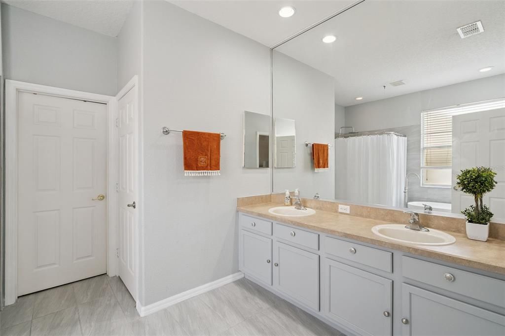 合同活跃: $389,000 (5 贝兹, 3 浴室, 2650 平方英尺)