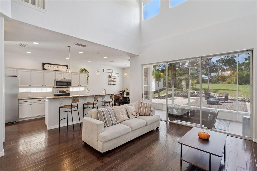 合同活跃: $389,000 (5 贝兹, 3 浴室, 2650 平方英尺)