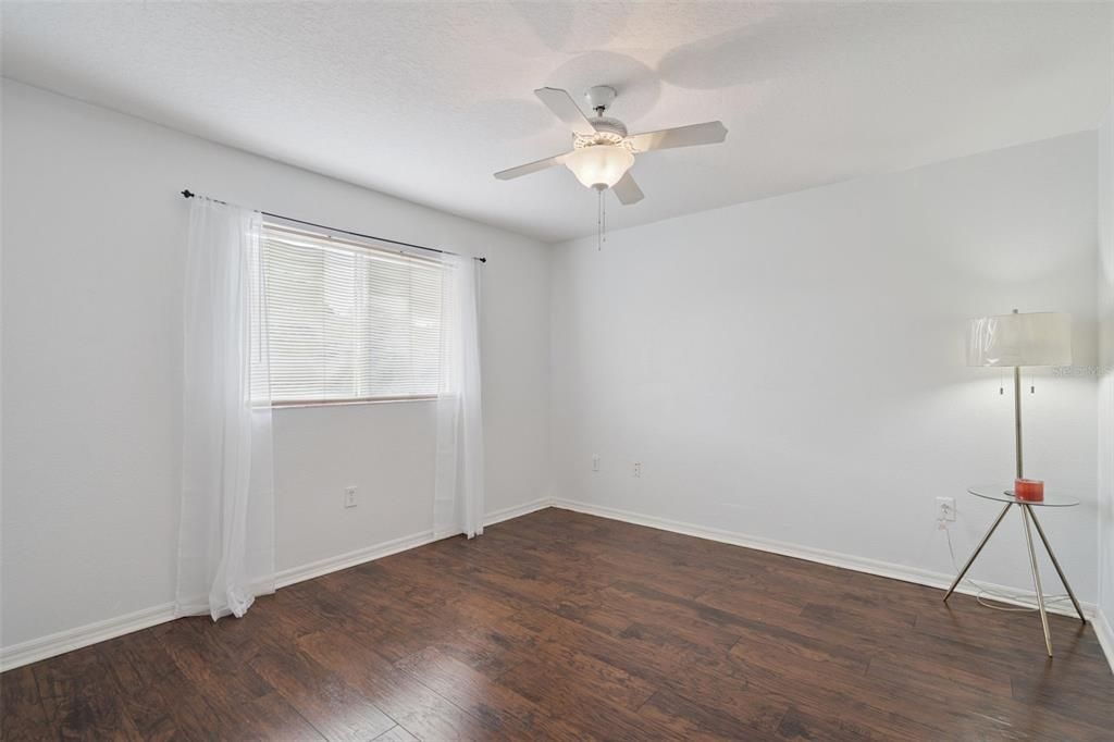 合同活跃: $389,000 (5 贝兹, 3 浴室, 2650 平方英尺)