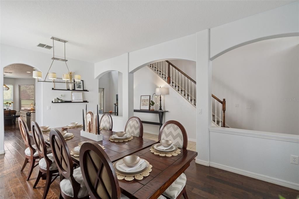 合同活跃: $389,000 (5 贝兹, 3 浴室, 2650 平方英尺)