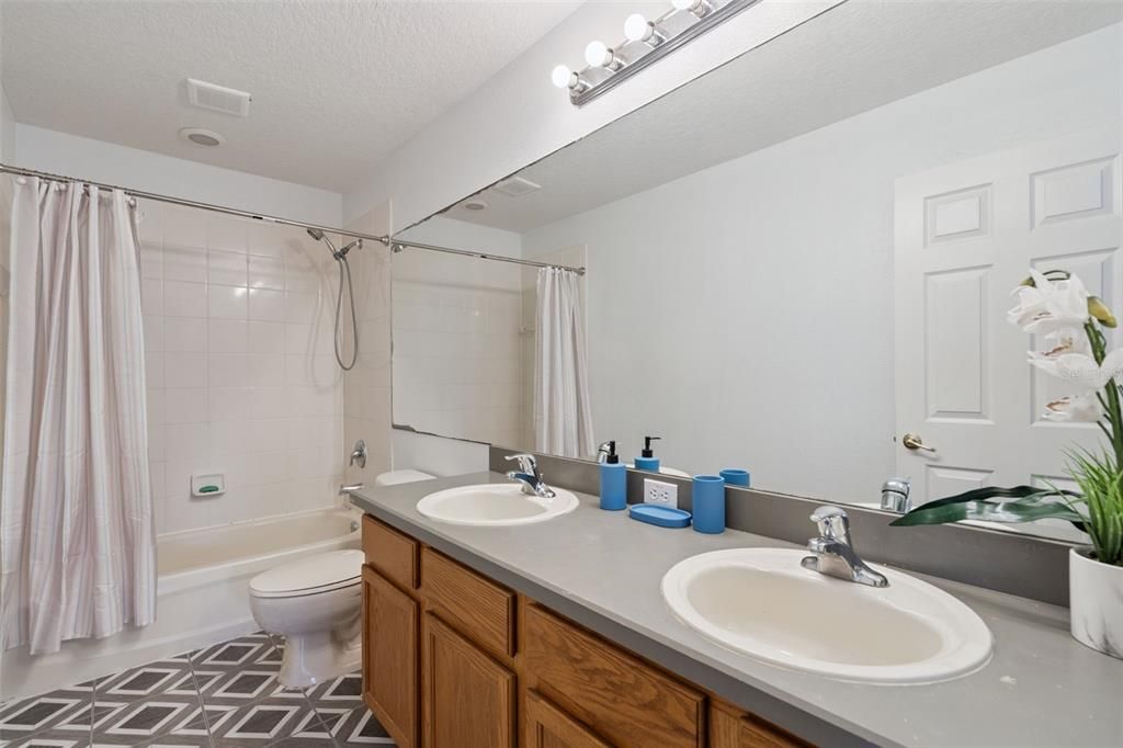 合同活跃: $389,000 (5 贝兹, 3 浴室, 2650 平方英尺)