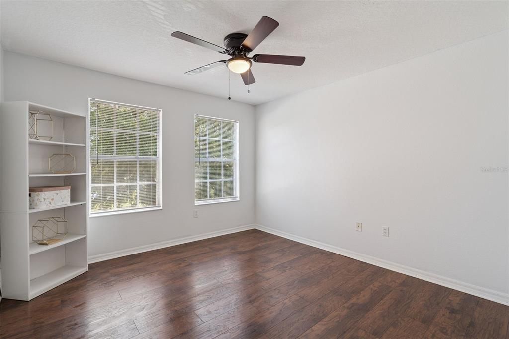 合同活跃: $389,000 (5 贝兹, 3 浴室, 2650 平方英尺)