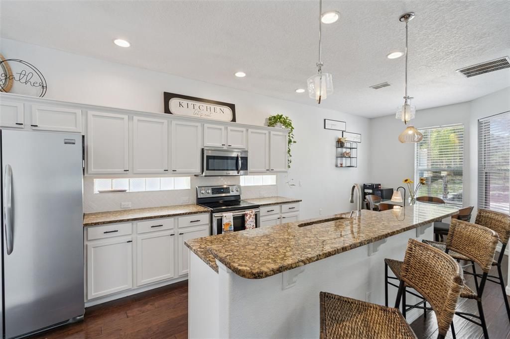 合同活跃: $389,000 (5 贝兹, 3 浴室, 2650 平方英尺)