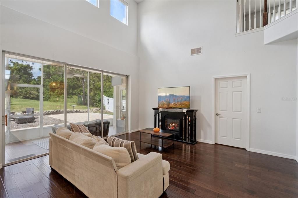 合同活跃: $389,000 (5 贝兹, 3 浴室, 2650 平方英尺)