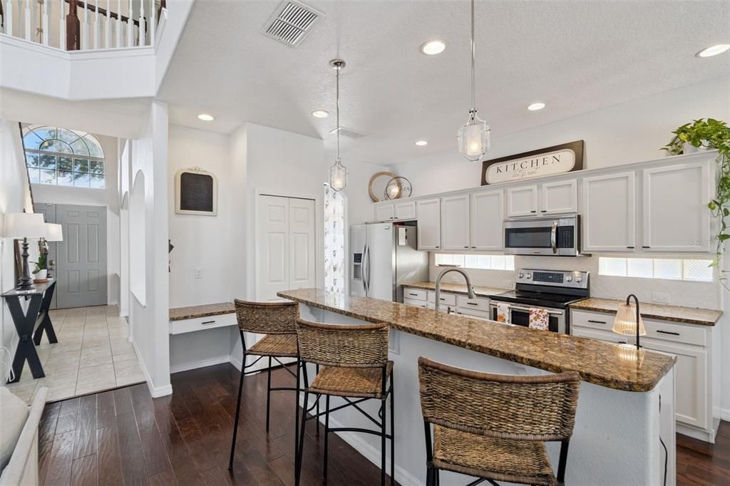 合同活跃: $389,000 (5 贝兹, 3 浴室, 2650 平方英尺)