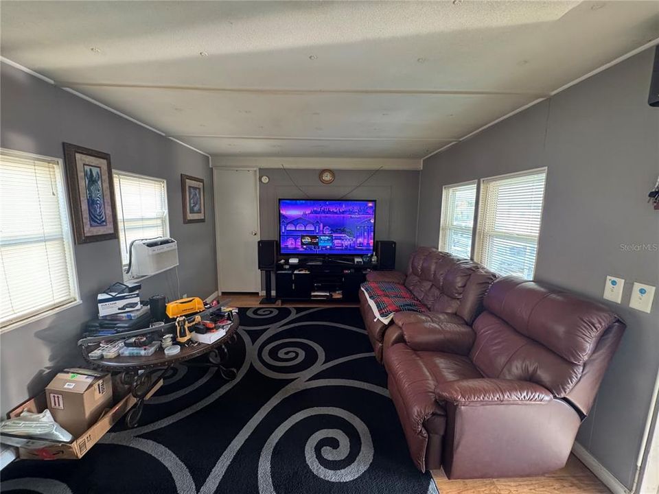 待售: $85,000 (2 贝兹, 2 浴室, 672 平方英尺)