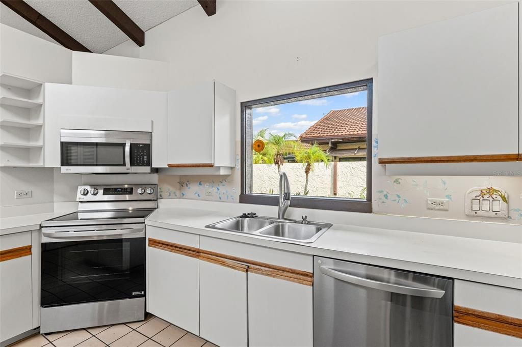 Active With Contract: $485,000 (3 beds, 2 baths, 2310 Square Feet)