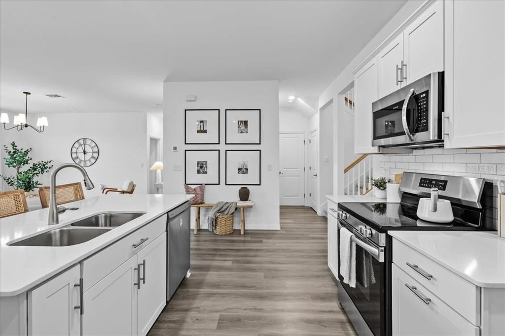 Activo con contrato: $575,000 (5 camas, 3 baños, 3285 Pies cuadrados)