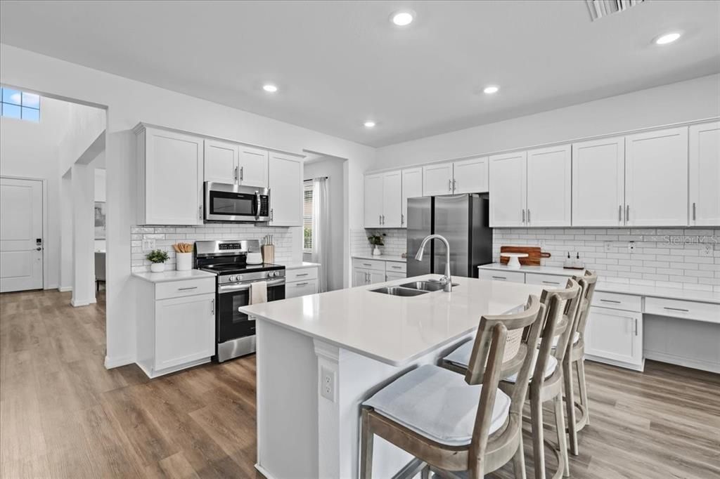 Activo con contrato: $575,000 (5 camas, 3 baños, 3285 Pies cuadrados)