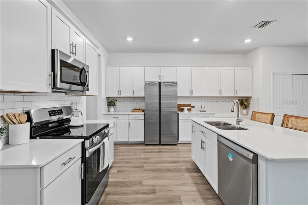 Activo con contrato: $575,000 (5 camas, 3 baños, 3285 Pies cuadrados)