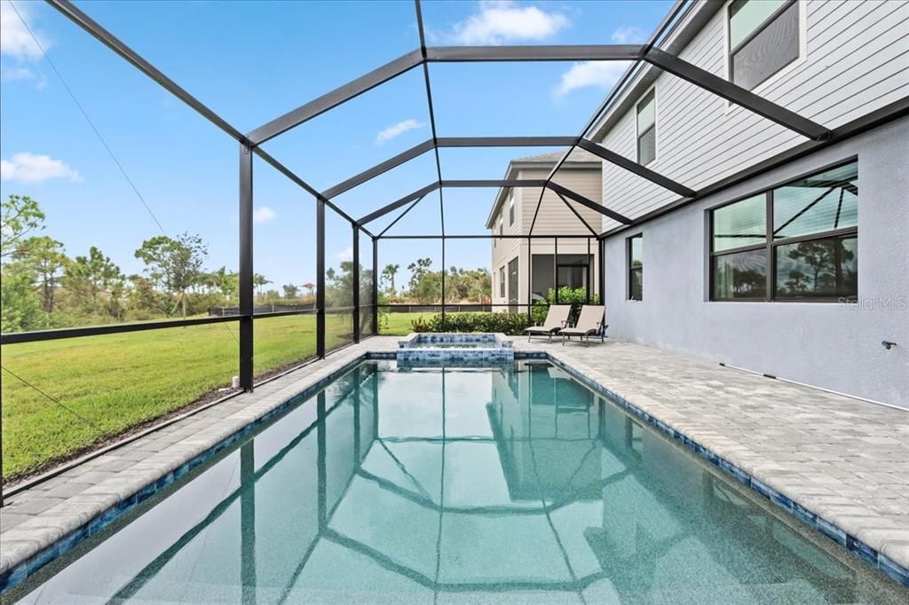 Activo con contrato: $575,000 (5 camas, 3 baños, 3285 Pies cuadrados)