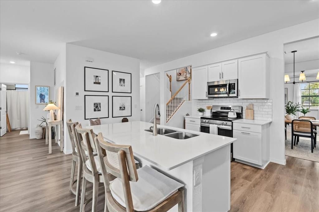 Activo con contrato: $575,000 (5 camas, 3 baños, 3285 Pies cuadrados)