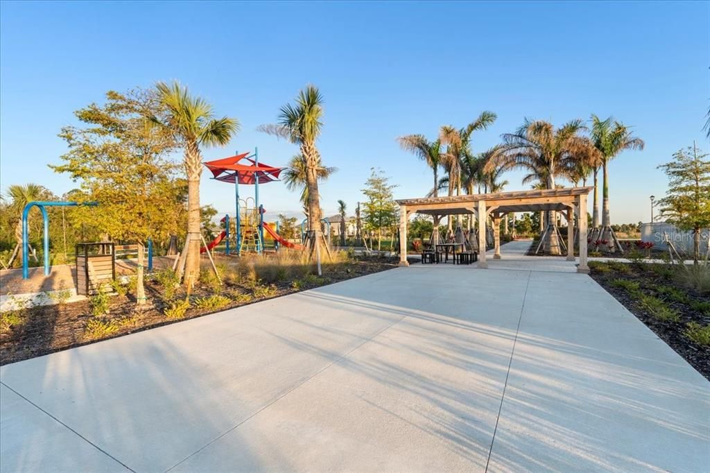 Activo con contrato: $575,000 (5 camas, 3 baños, 3285 Pies cuadrados)