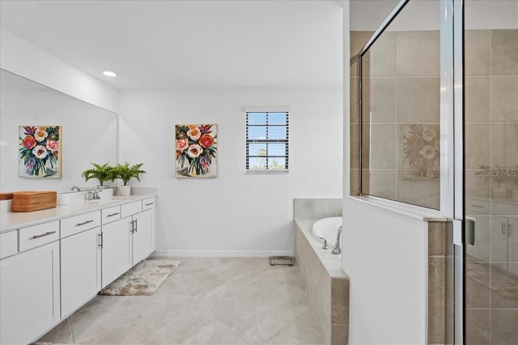 Activo con contrato: $575,000 (5 camas, 3 baños, 3285 Pies cuadrados)