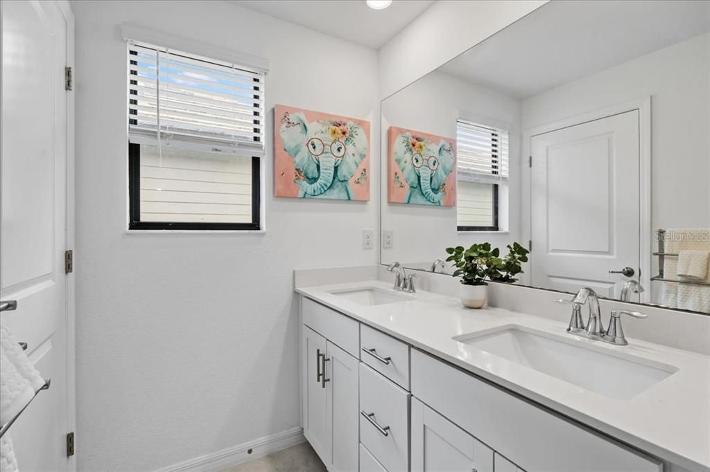 Activo con contrato: $575,000 (5 camas, 3 baños, 3285 Pies cuadrados)