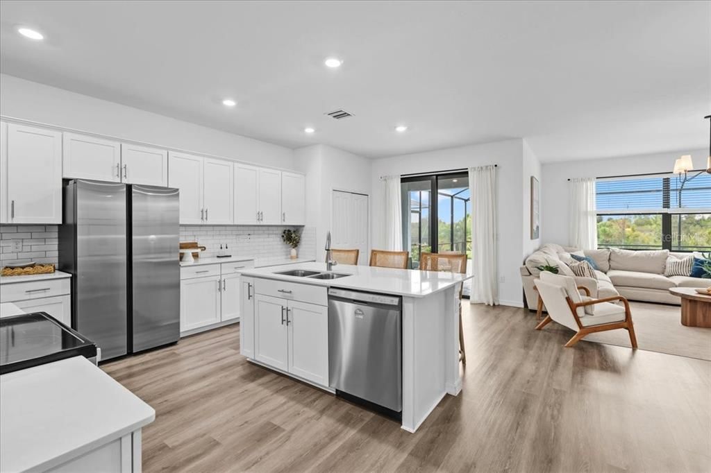 Activo con contrato: $575,000 (5 camas, 3 baños, 3285 Pies cuadrados)