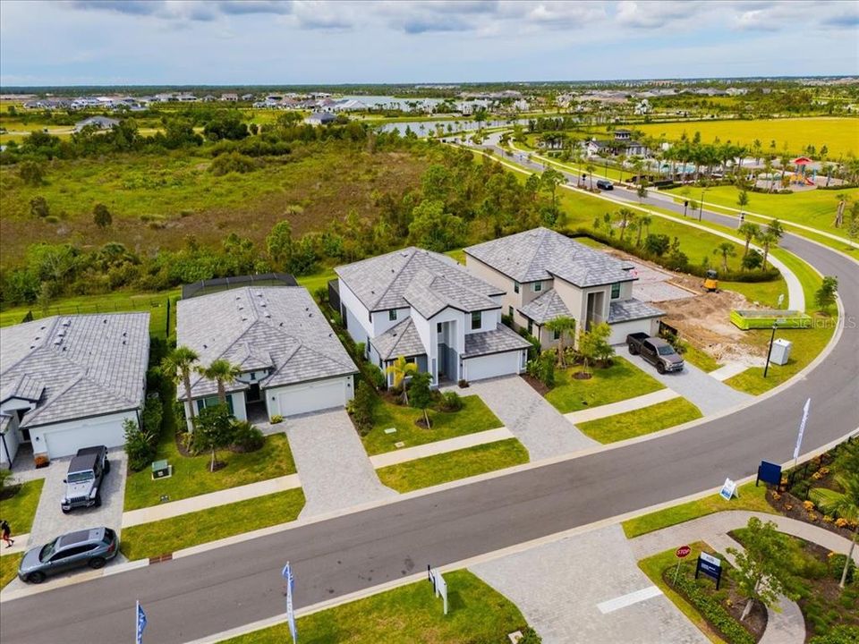 Activo con contrato: $575,000 (5 camas, 3 baños, 3285 Pies cuadrados)