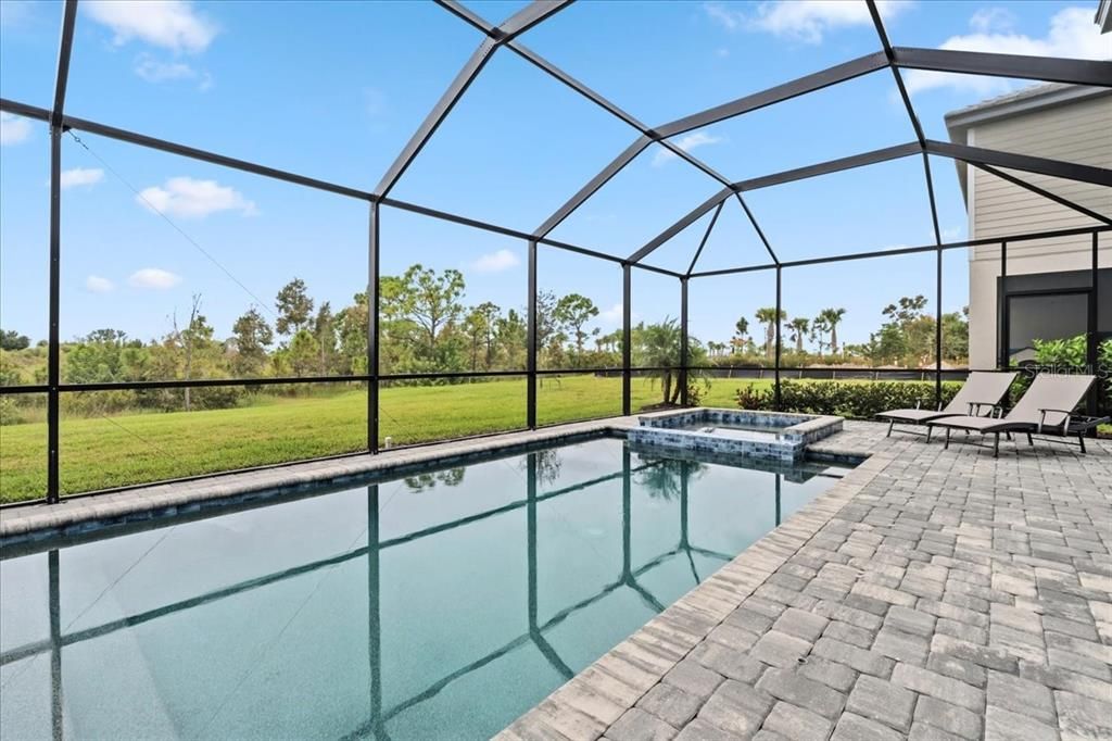 Activo con contrato: $575,000 (5 camas, 3 baños, 3285 Pies cuadrados)