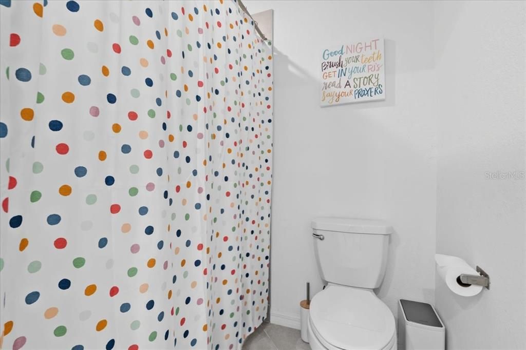 Activo con contrato: $575,000 (5 camas, 3 baños, 3285 Pies cuadrados)