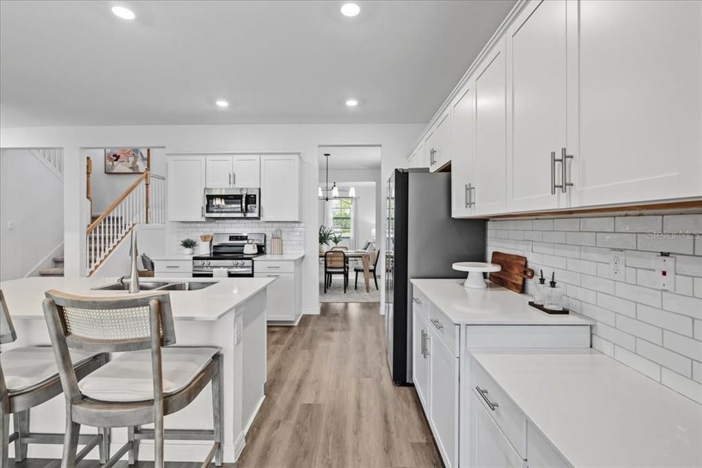 Activo con contrato: $575,000 (5 camas, 3 baños, 3285 Pies cuadrados)