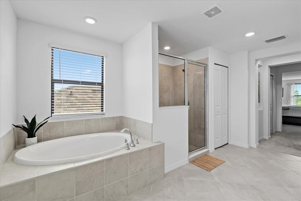 Activo con contrato: $575,000 (5 camas, 3 baños, 3285 Pies cuadrados)