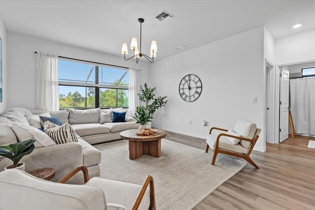 Activo con contrato: $575,000 (5 camas, 3 baños, 3285 Pies cuadrados)