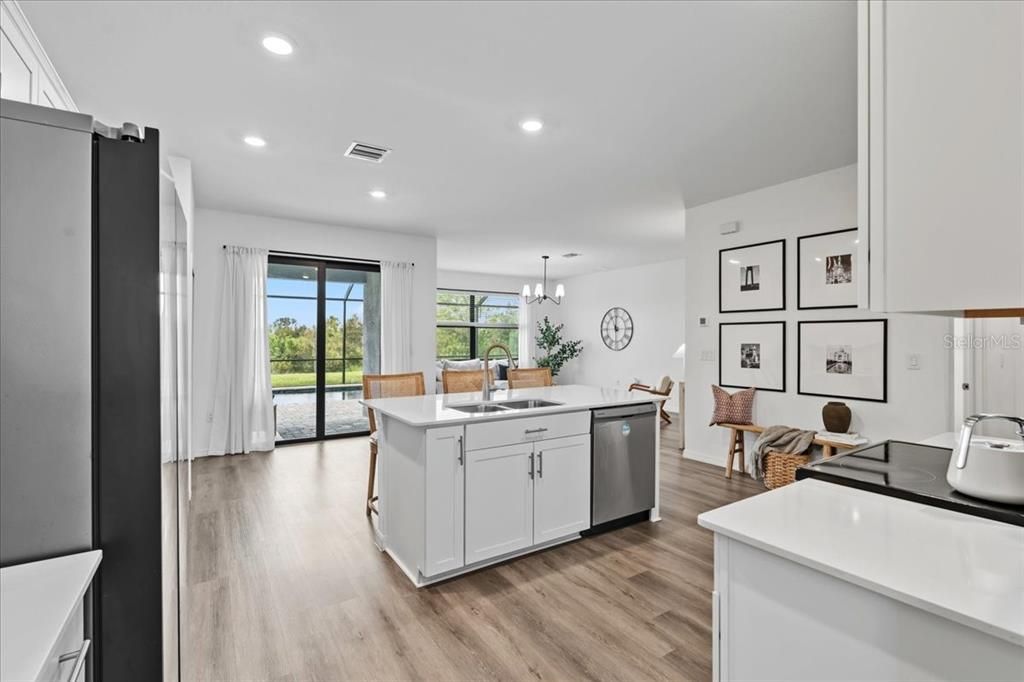 Activo con contrato: $575,000 (5 camas, 3 baños, 3285 Pies cuadrados)