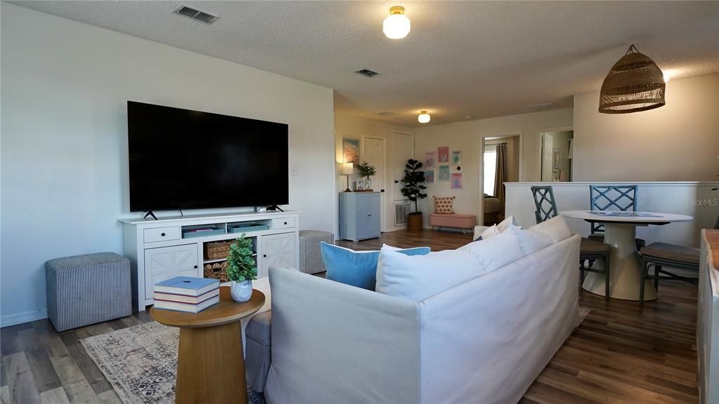 Activo con contrato: $575,000 (3 camas, 2 baños, 2582 Pies cuadrados)