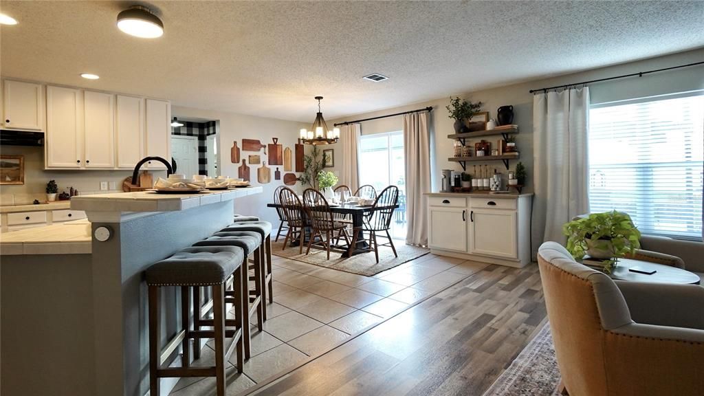 Activo con contrato: $575,000 (3 camas, 2 baños, 2582 Pies cuadrados)